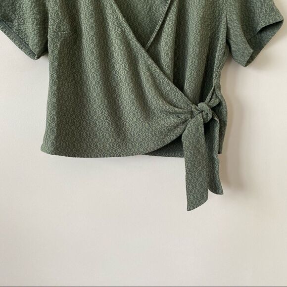Lush-wrap Texture Print Short Sleeve Top - Picture 6 of 9